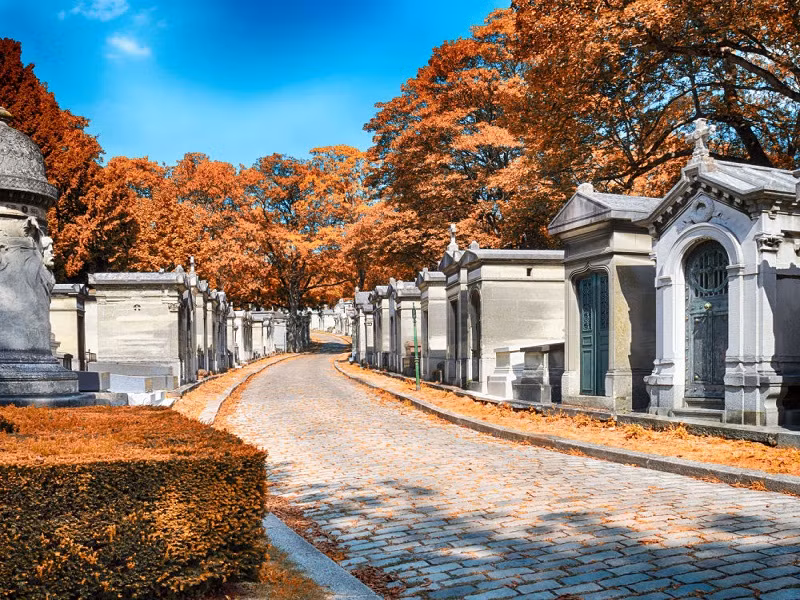 Pere Lachaise ở Paris, Pháp, cũng nằm trong số những nghĩa trang nổi tiếng nhất thế giới. Những người nổi tiếng như Jim Morrison, Oscar Wilde, Sarah Bernhardt và Amedeo Modigliani,... đều được an táng tại đây.