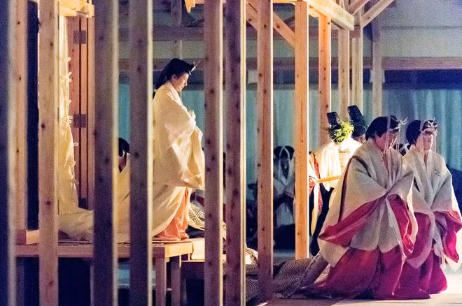 Nghi lễ được xem là nặng tính tôn giáo nhất và cũng bí ẩn nhất diễn ra trong một khu nhà mới được xây dựng trên diện tích 6.500 m2 trong hoàng cung, gọi là "Daijokyo" (đại thường cung). Daijokyo bao gồm 30 kiến trúc lớn nhỏ khác nhau, trong đó quan trọng nhất là Điện Yuki và Điện Suki, nơi diễn ra phần chính của nghi lễ.
