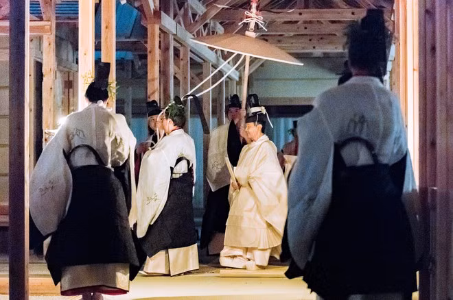 "Daijosai" đánh dấu sự kết nối đầu tiên giữa một Nhật hoàng với nữ thần mặt trời Amaterasu cũng như với các thần khác trong Thần đạo, tôn giáo của hoàng tộc Nhật Bản. Theo thần thoại, nữ thần Amaterasu là tổ tiên của các vị vua nước này.