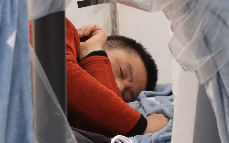 Được biết, ông Hwang đã ở trong lều và không ăn gì trong suốt 8 ngày nhằm bày tỏ quan điểm phản đối về các dự luật liên quan tới bầu cử và điều tra tham nhũng. Ảnh: Yonhap.