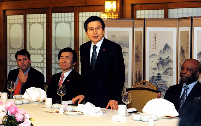 Cụ thể, từ tháng 3/2013 đến tháng 6/2015, ông Hwang là Bộ trưởng Tư pháp. Từ tháng 6/2015 đến tháng 5/2017, ông đảm nhiệm chức vụ Thủ tướng Hàn Quốc. Ảnh: Korea.net.