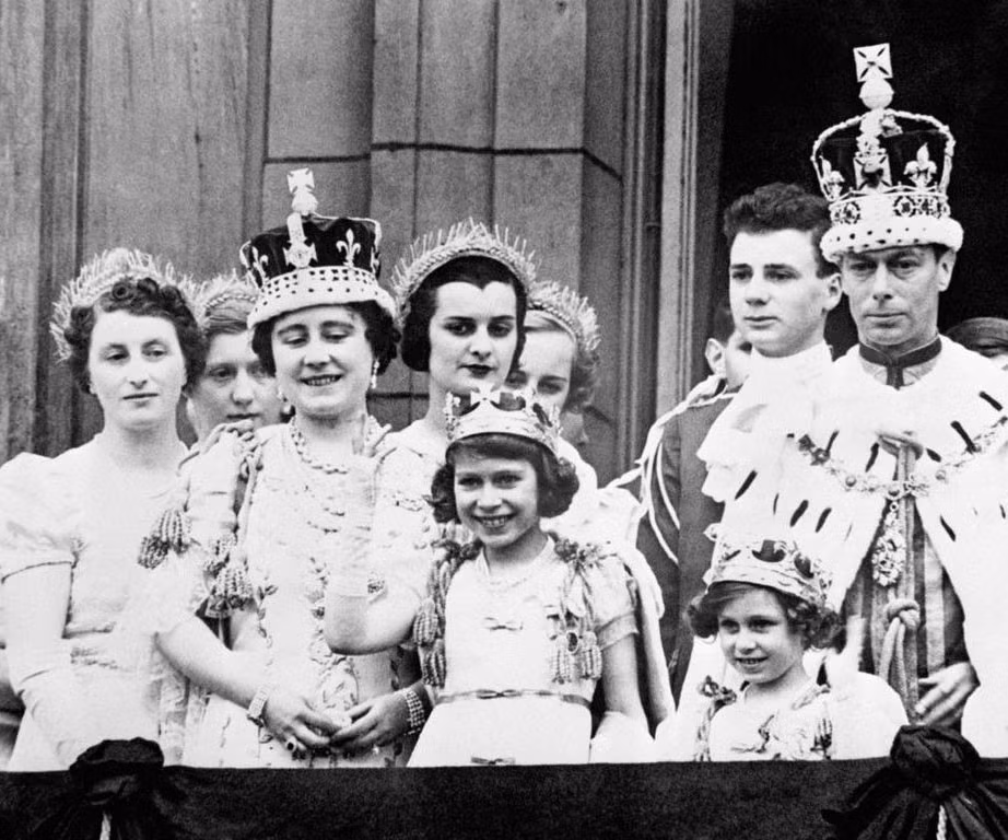 Bà có một cô em gái duy nhất là công chúa Margaret, sinh năm 1930. Hai cô Công chúa được dạy tại nhà dưới sự giám sát của mẹ và cô giáo của gia đình.
