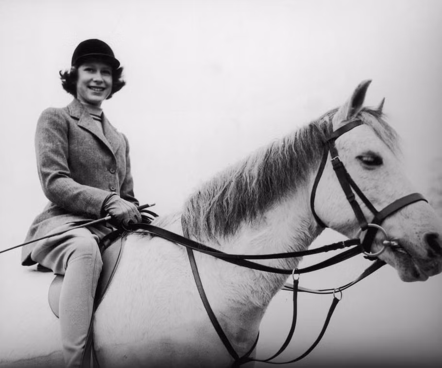 Nữ hoàng Elizabeth II đã giỏi cưỡi ngựa và thành thục các trò chơi hoàng gia. Bởi vậy, bà đã dạy cho các cháu mình Hoàng tử William và Harry trở thành những tay chơi polo cừ khô.