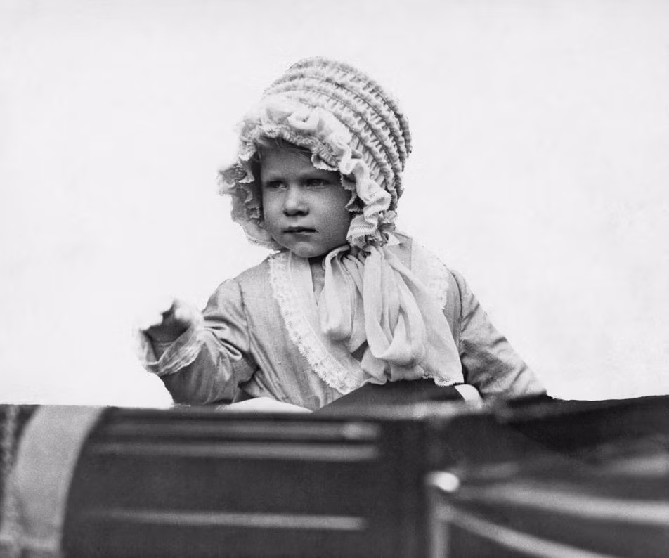 Công chúa Elizabeth là con đầu lòng của Vương tử Albert, Công tước xứ York (sau này trở thành Quốc vương George VI) và Vương hậu Elizabeth.