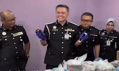 Malaysia bat giu 104 nguoi Trung Quoc tham gia lua dao truc tuyen