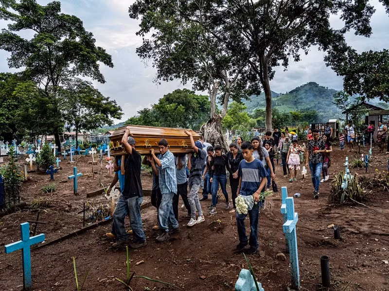  El Salvador, đất nước ở Trung Mỹ, không còn xa lạ gì với tình trạng bạo lực. Cuộc nội chiến tàn khốc vào những năm 1980 ở nước này kéo dài hơn một thập kỷ. Văn hóa băng đảng từ đó được hình thành và sản sinh ra hàng loạt tội ác như tống tiền và giết người, theo Guardian.