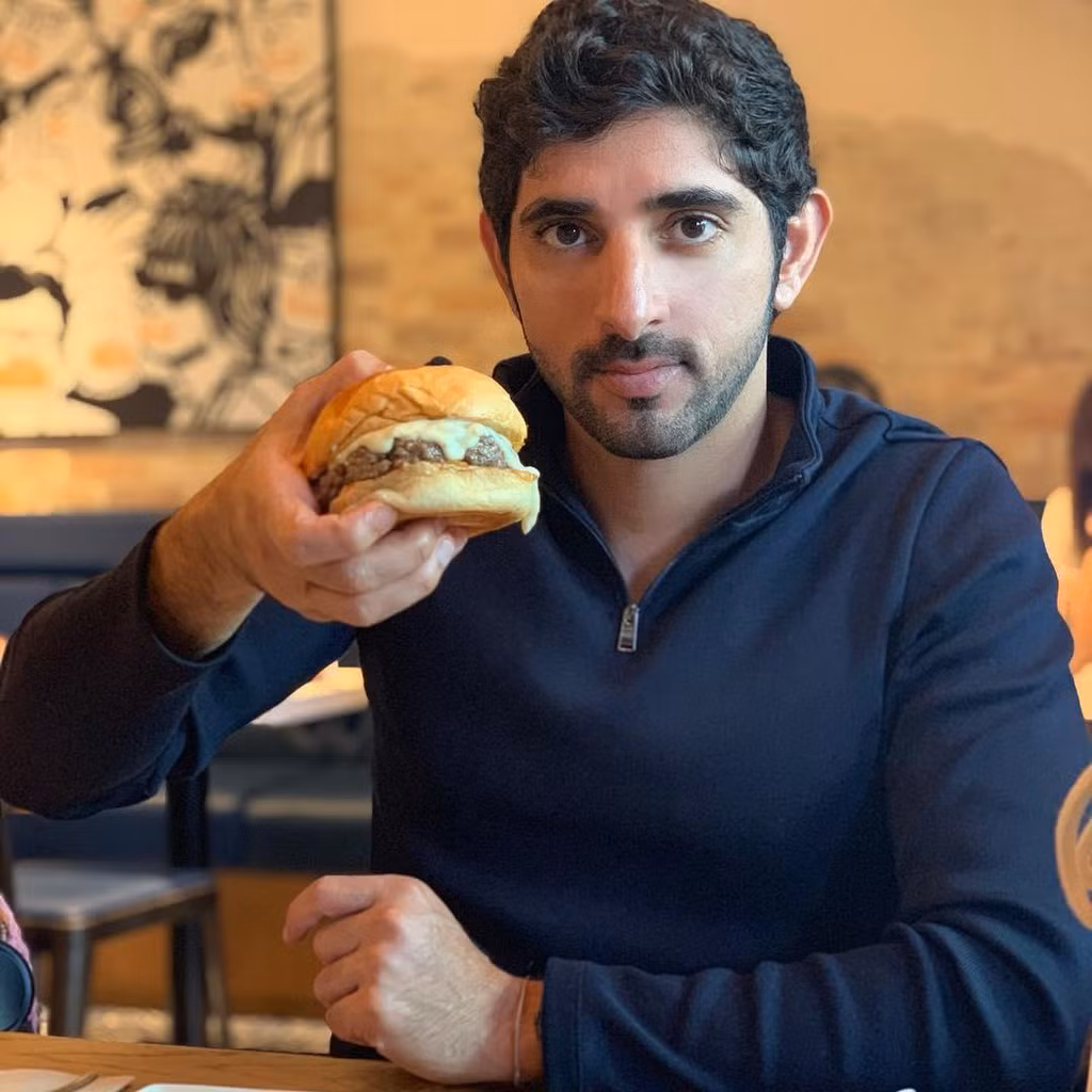 Ngoài du lịch, Sheikh Hamdan còn có tình yêu to lớn với thể thao, nhiếp ảnh và ẩm thực.