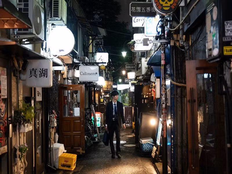 Một người đàn ông đi dạo qua con hẻm chật hẹp tại Golden Gai ở quận Shinjuku của thủ đô Nhật Bản. Tokyo dường như là một trong những thành phố siêu việt nhất được tạo thành từ những không gian chật hẹp. Đó không chỉ là khách sạn con nhộng và tàu điện ngầm chật chội, mà còn cả cuộc sống về đêm. Điều này được thể hiện rõ nét trong loạt ảnh gần đây của Jae C. Hong, nhiếp ảnh gia của Associated Press.