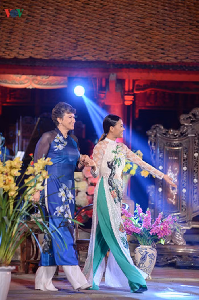 Ngam cac phu nhan chinh khach dien ao dai Viet Nam dep la-Hinh-9