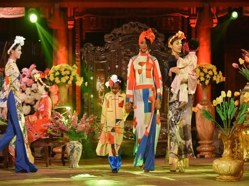 Ngam cac phu nhan chinh khach dien ao dai Viet Nam dep la-Hinh-3