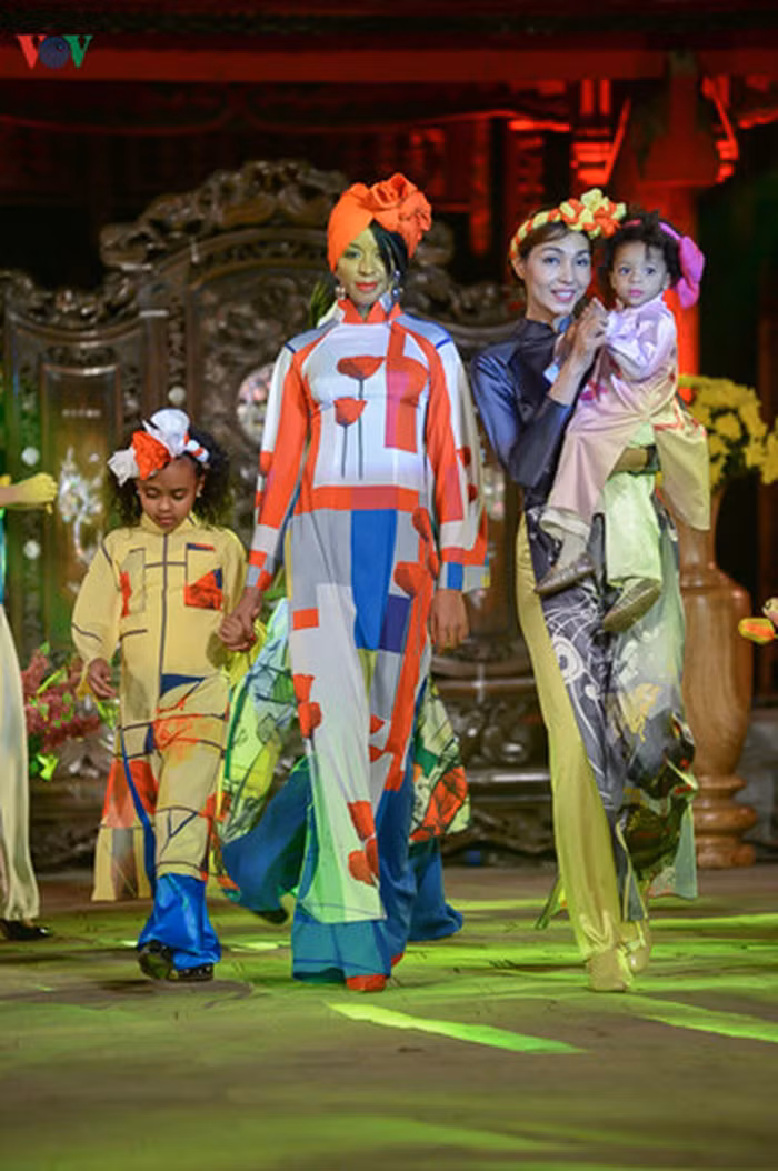Ngam cac phu nhan chinh khach dien ao dai Viet Nam dep la-Hinh-4