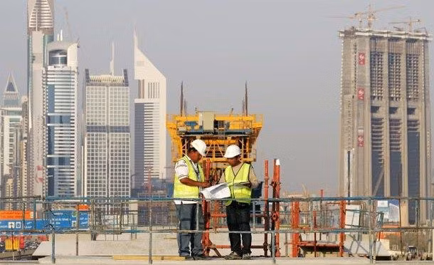 Hiện giờ, cả đất nước Saudi Arabia là một công trường xây dựng khổng lồ. Rất nhiều đường cao tốc, sân bay mới, đường hầm, khách sạn và thị trấn nghỉ dưỡng đang mọc lên trên sa mạc.
