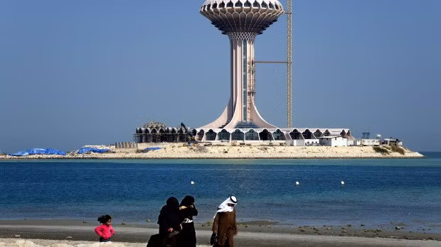 Những người thích lặn biển và ngắm san hô có thể ra Biển Đỏ, nơi Saudi Arabia có đường bờ biển rất dài và các rạn san hô hầu như không bị ảnh hưởng. Tuy nhiên, các bãi biển ở đây cấm khỏa thân.