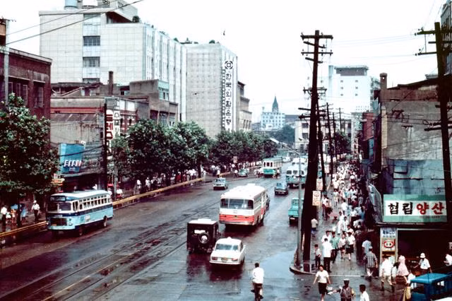 Con phố đông đúc trở lại sau khi mưa tạnh.