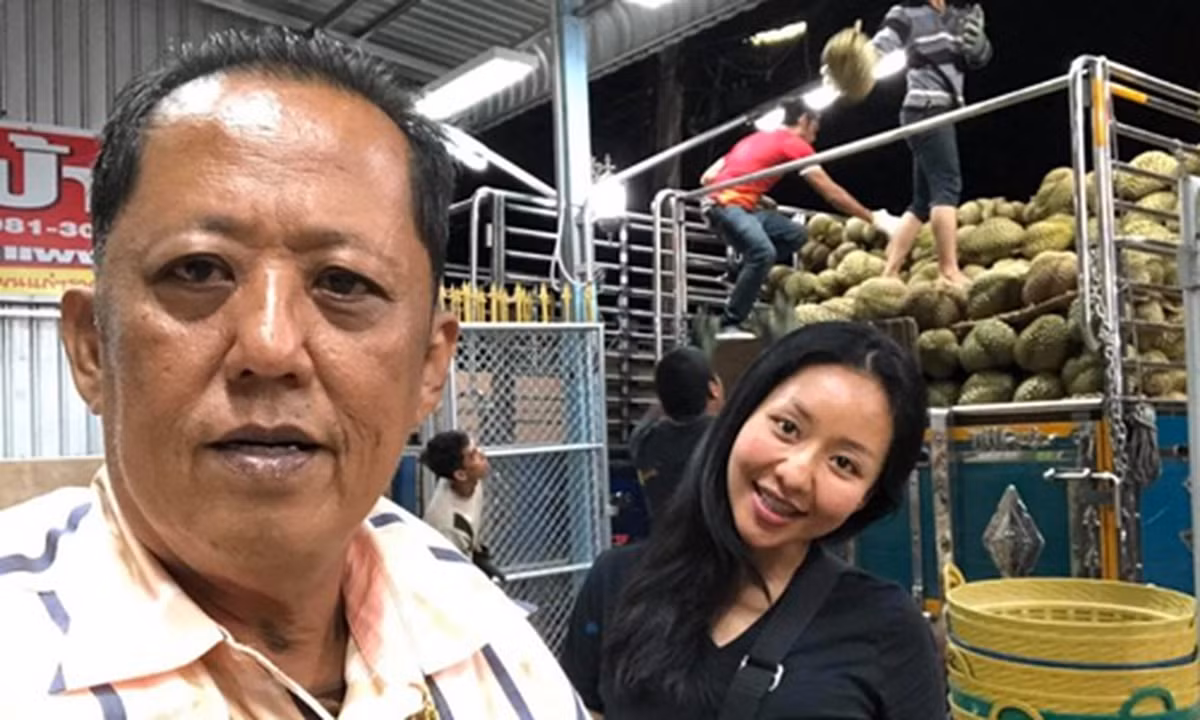 Năm 2019, đại gia Thái Lan Arnon Rodthong (được mệnh danh là "vua sầu riêng) tuyên bố sẽ trao 10 triệu baht (hơn 7 tỷ đồng) tiền mặt, xe hơi, nhà cửa và đồn điền sầu riêng cho chàng trai nào chiếm được trái tim con gái út của ông. Ảnh: Khaoso.