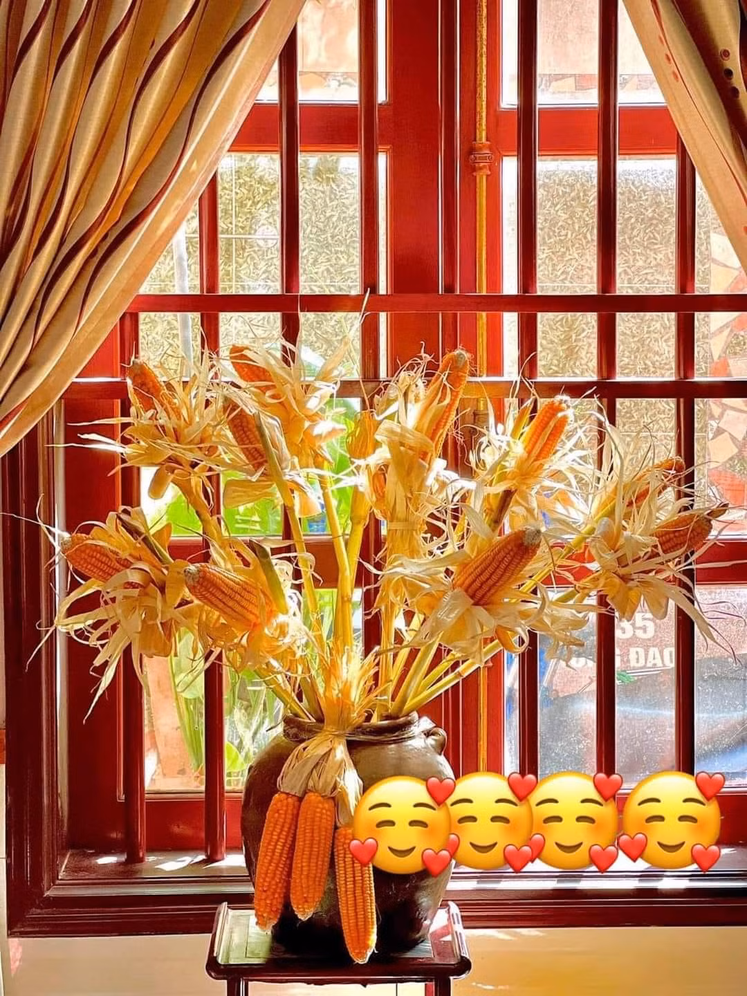 Những cây ngô có nguyên bắp này chỉ cần bóc lớp vỏ ngoài của bắp là cắm vào bình. Ảnh: FB Lê Thủy