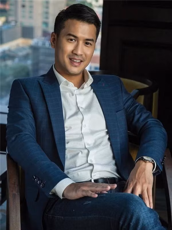 Phillip Nguyễn là con trai thứ 3 của tỷ phú Johnathan Hạnh Nguyễn với người vợ đầu. Phillip từng theo học tại ĐH San Francisco (Mỹ) ngành Quan hệ quốc tế. Ảnh: IPPG