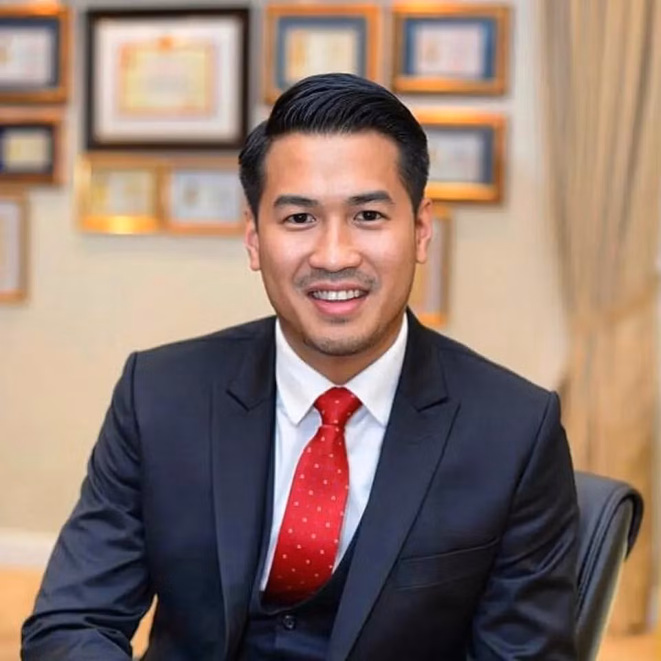 Dù sinh ra trong gia đình giàu có nhưng Phillip Nguyễn được rèn giũa từ những việc nhỏ nhất như đích thân ra store để bán hàng, làm thu ngân... Ảnh: IPPG