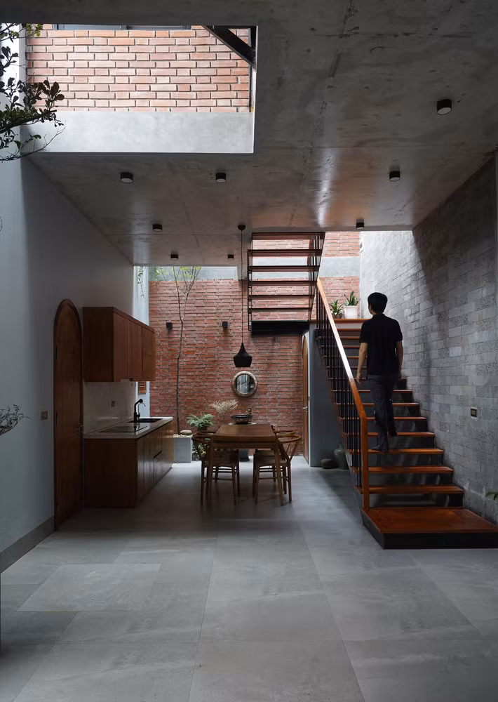 Điểm nhấn của ngôi nhà là 2 khoảng thông tầng ở giữa và cuối nhà. Khoảng thông tầng lấy sáng và lưu thông gió tạo ra không gian luôn thoáng đãng, mát mẻ.