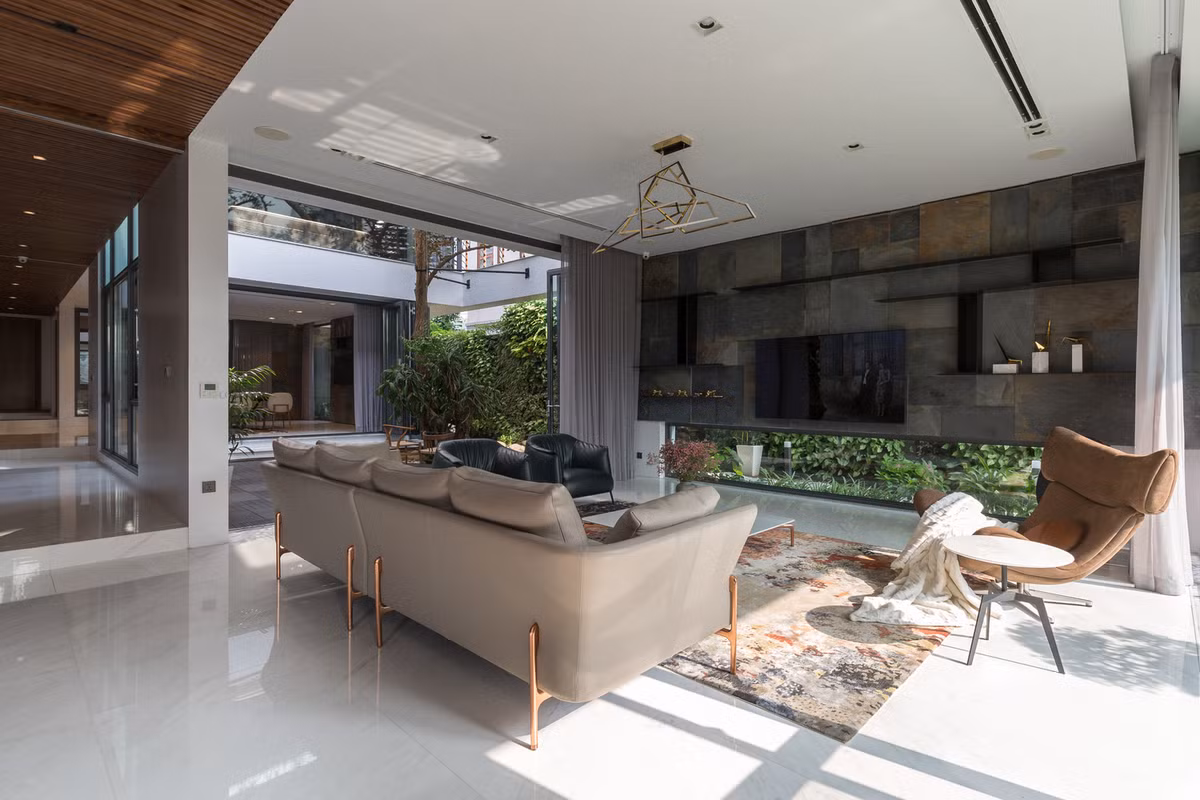 Như vậy, trong nhà sẽ có những khoảng giếng trời ngẫu nhiên, cho không gian ngập tràn ánh sáng, thông gió tự nhiên và các mảng xanh.