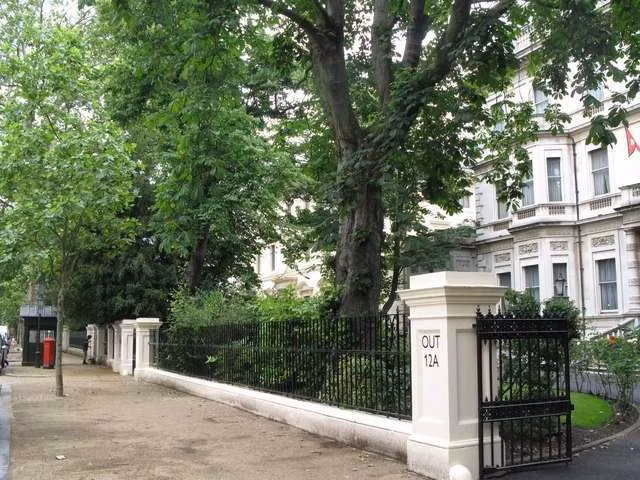 Kensington Palace Gardens được xếp hạng là con phố có giá bất động sản đắt đỏ nhất nước Anh. Giá trung bình mỗi mét vuông tại đây là 107.000 USD (khoảng 2,5 tỷ đồng).