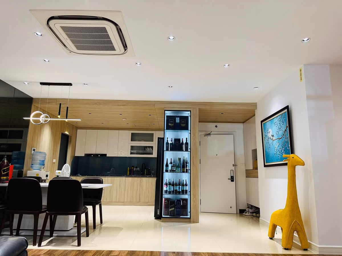 Khu bếp không quá rộng nhưng tiện nghi.