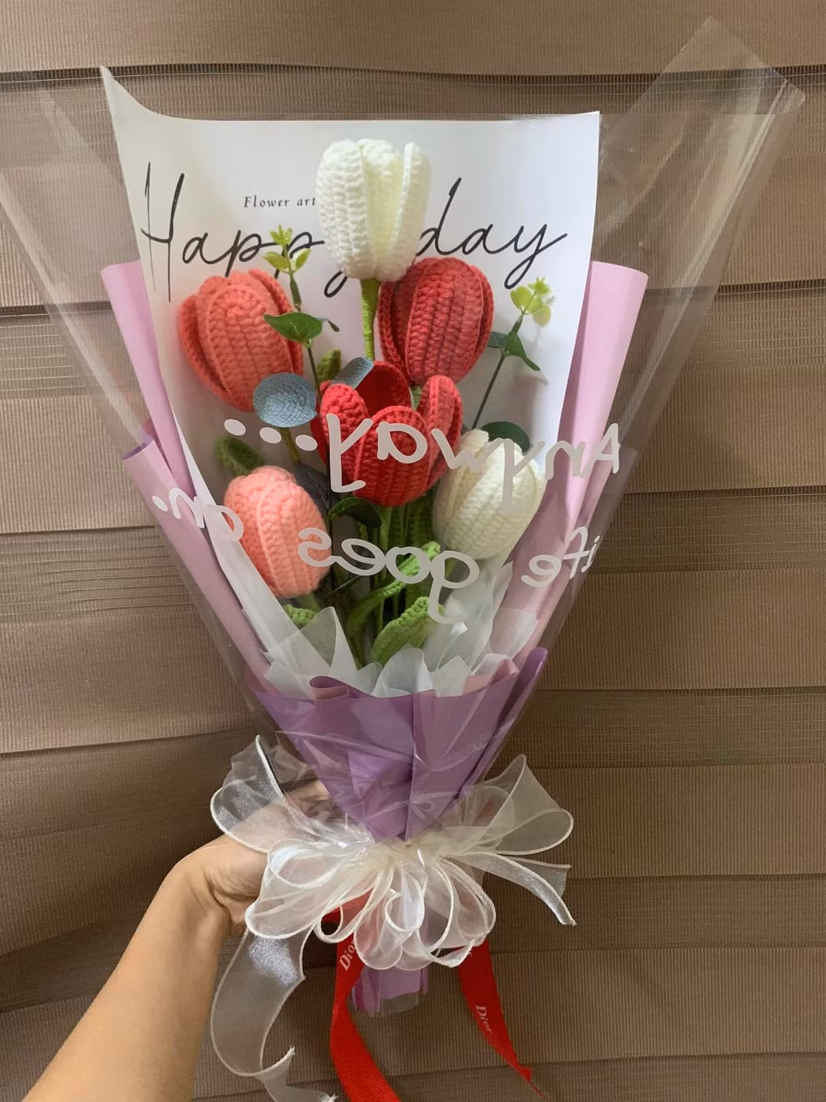 Theo đó, hoa làm từ len gói sang trọng, dễ thương, đặc biệt “không đụng hàng” được nhiều khách hàng ưa chuộng. Ảnh: Facebook