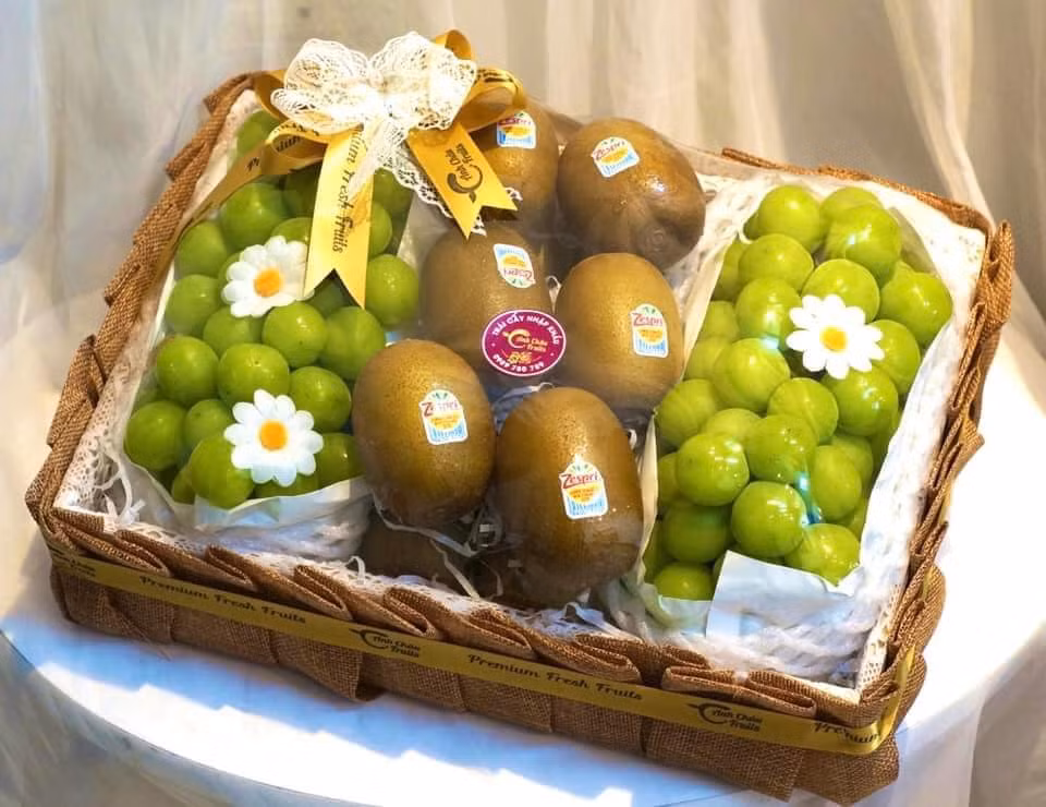 Khách hàng có thể chọn từng loại trái cây ưng ý và được cửa hàng gói quà tặng miễn phí. Ảnh: Facebook