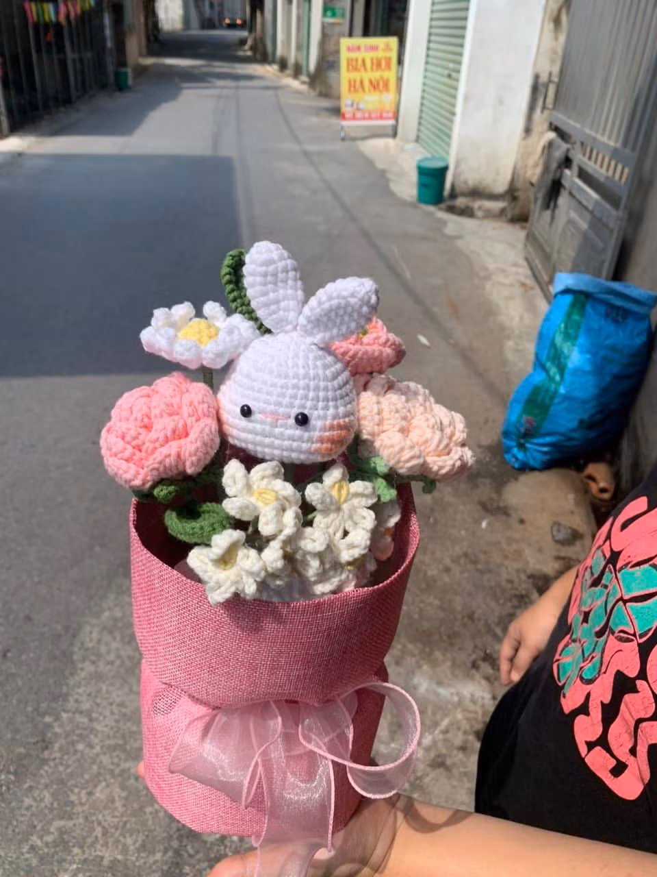 Bên cạnh đó còn có hoa len làm móc khóa, chậu cây hoa len giá chỉ vài chục ngàn đồng/sản phẩm. Ảnh: Facebook