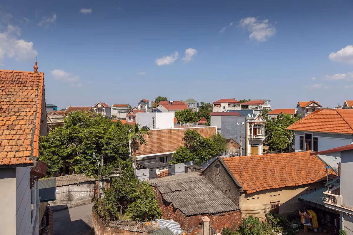 Việc tổ chức không gian nhằm mục đích hài hòa giữa tính cởi mở và hiện đại với sự riêng tư và truyền thống, phục vụ người dùng cá nhân đồng thời hòa nhập vào bối cảnh chung của nông thôn mới.