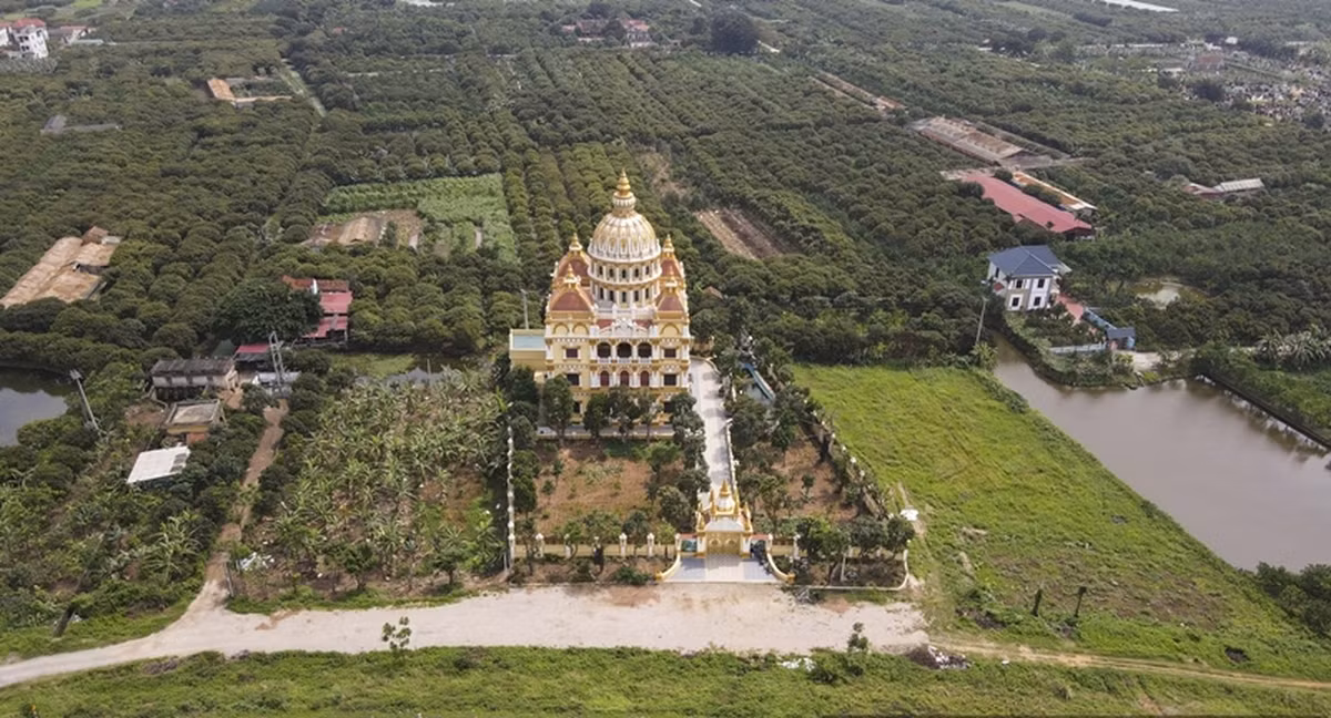 Tòa lâu đài thuộc sở hữu của ông Đỗ Trọng Sáu (thôn Trung Châu, xã Đông Kết, Khoái Châu, Hưng Yên), một chủ cơ sở sản xuất gạch nổi tiếng. Ảnh: Dân Việt