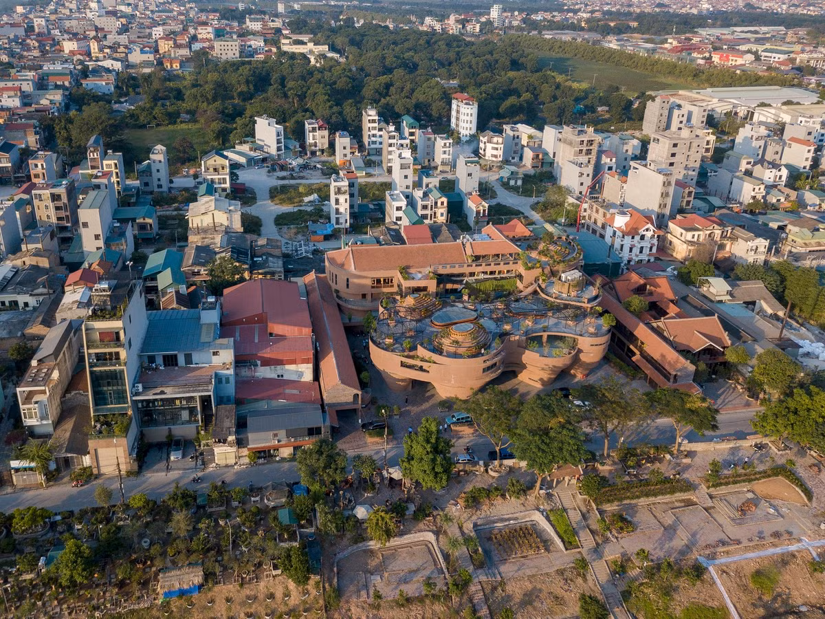  Nhà cộng đồng gốm sứ Bát Tràng đóng vai trò quan trọng trong quy hoạch làng nghề. Tòa nhà nằm ở cửa ngõ đón khách du lịch, hướng ra kênh Bắc Hưng Hải và nối với sông Hồng.