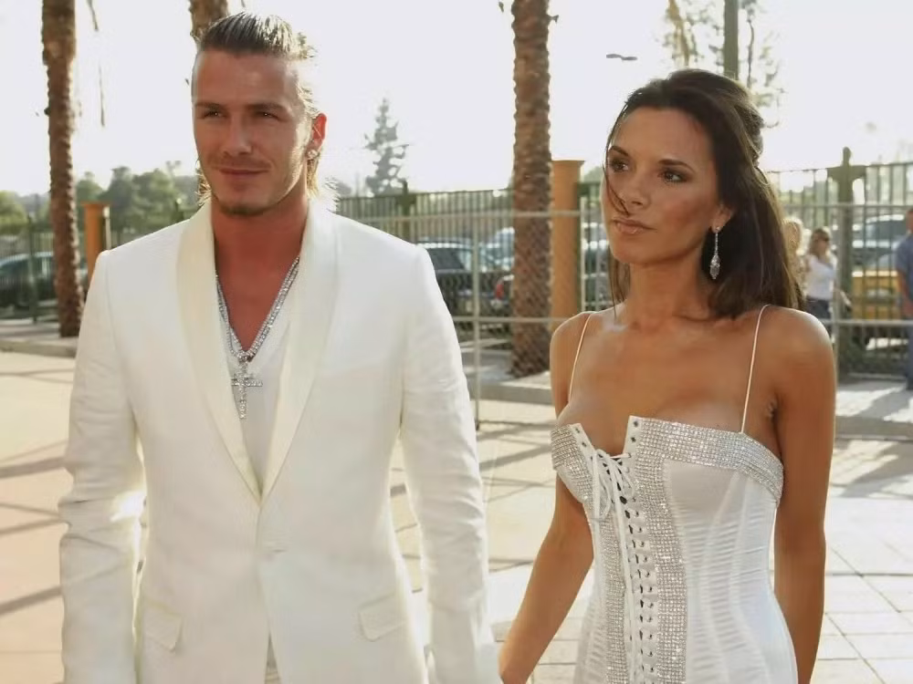 Người ta tin rằng khối tài sản của David Beckham lớn hơn Victoria. Một số báo cáo cho rằng giá trị tài sản ròng của cầu thủ bóng đá người Anh khoảng 450 triệu USD, điều đó có nghĩa là có khả năng tổng tài sản của cặp đôi có thể lên tới hơn 514 triệu USD. Ảnh: People