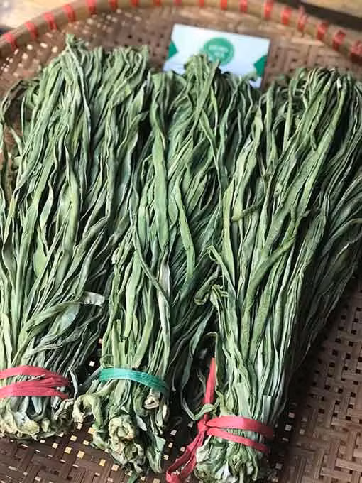 Vào chính vụ (khoảng tháng 4 âm lịch), rau tiến vua có giá khoảng 300.000 - 500.000/kg. Lúc trái mua, giá rau tiến vua lên đến hàng triệu, thậm chí không có mua. Ảnh: Facebook