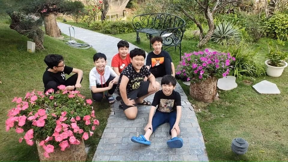 Gia đình Xuân Bắc dành nhiều thời gian để nghỉ ngơi, vui chơi tại biệt thự nhà vườn. Ảnh: FBNV