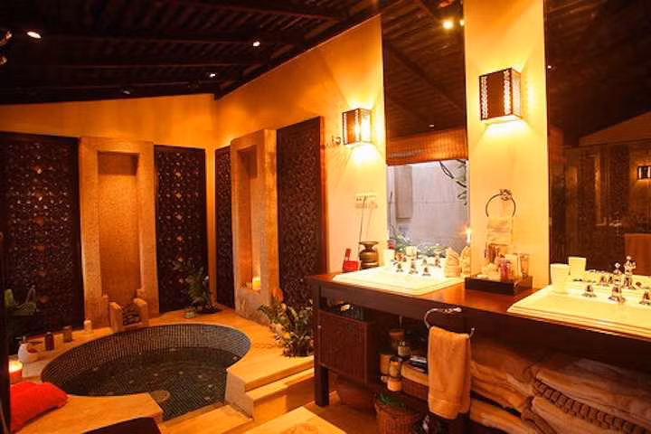 Phòng tắm sang trọng không kém gì spa. Ảnh: Internet