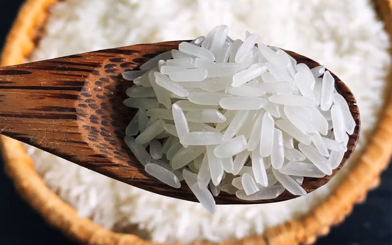 Để tránh mua phải gạo ST25 giả, người tiêu dùng cũng nên lựa chọn những đại lý, cửa hàng gạo uy tín trên thị trường có hóa đơn mua hàng hoặc phiếu xuất kho trực tiếp từ Doanh nghiệp tư nhân Hồ Quang Trí hoặc các nhà phân phối chính thức của doanh nghiệp này. Ảnh: Gạo ông cua ST25