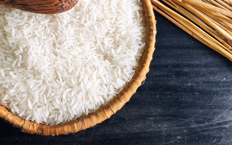Trên thị trường hiện có nhiều loại gạo ST25 được các tiểu thương mời chào với giá từ 28.000 – 40.000 đồng/kg. Đáng nói, cùng thương hiệu ST 25 nhưng đủ các loại mẫu mã bao bì khác nhau. Ảnh: Gạo ông cua ST25