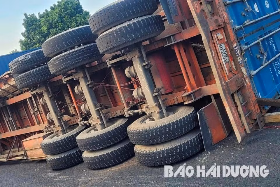 Xe dau keo mat lai lat nghieng, quoc lo 5 un u khoang 2 gio-Hinh-2
