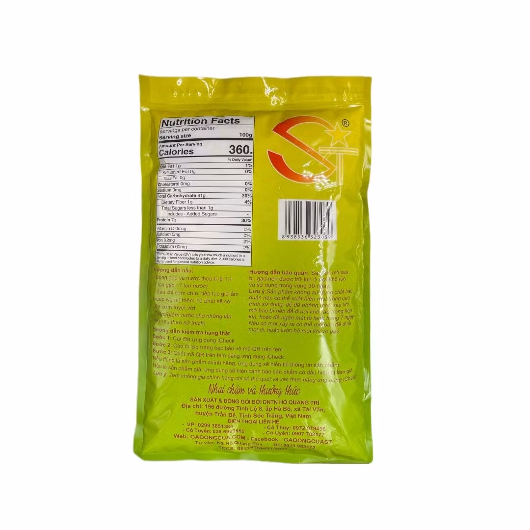 Trên bao bì có ghi thông tin tên DN Hồ Quang Trí, địa chỉ sản xuất, đồng thời gắn logo hình tam giác do Tổ chức Thương mại lúa gạo Toàn cầu chứng nhận. Đặc biệt, bao bì phải kèm 4 số điện thoại gồm của doanh nghiệp, vợ chồng ông Cua và bà Trịnh Kim Tuyến, cùng số điện thoại con gái. Ảnh: Gaoongcua