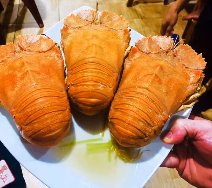 Theo người dân địa phương, phần đầu của loại tôm này có hình dạng to và bè ra giống như chiếc mũ ni thường dùng để che tai nên được đặt tên là tôm mũ ni. Ảnh: Dân Việt