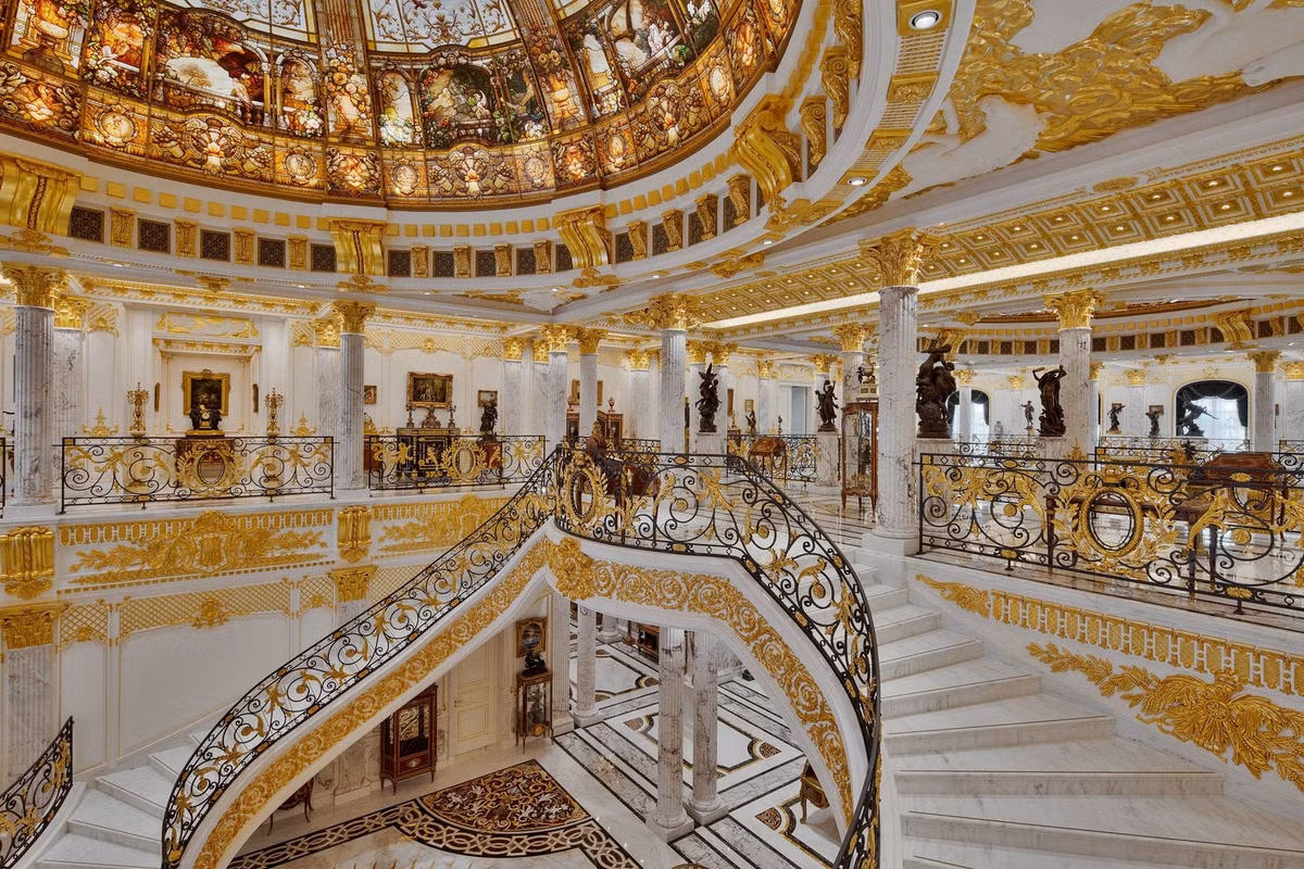 Nội thất bên trong biệt thự gây choáng ngợp với lối thiết kế xa hoa, nhiều chi tiết mạ vàng lấp lánh.