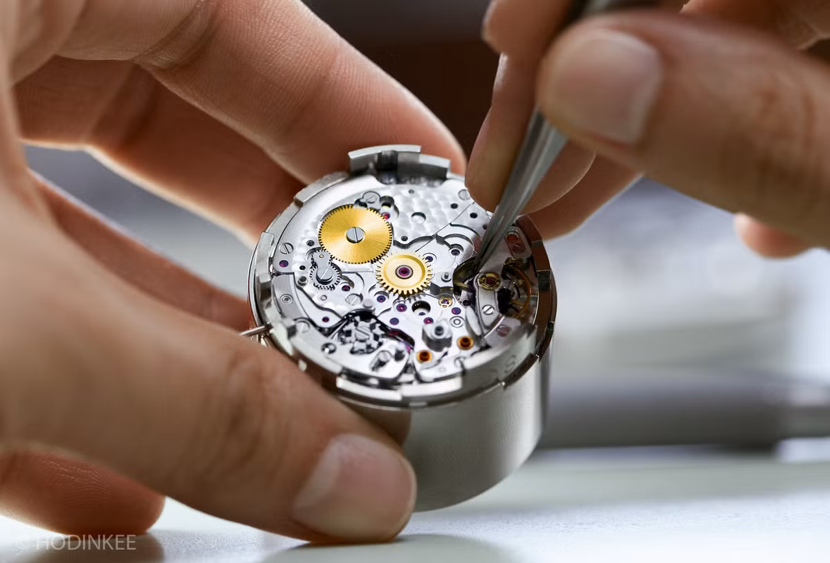 Rolex có hẳn một đội ngũ chuyên gia mua, kiểm tra, sắp xếp và nạm kim cương cũng như các loại đá quý khác cho nhiều mẫu đồng hồ Rolex. Nhiệm vụ của các chuyên gia này là kiểm tra viên đá quý nhằm đảm bảo chúng là thật. Ảnh: Hodinkee