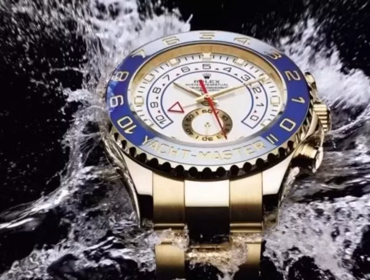 Nhân viên tại Rolex được yêu cầu quét dấu vân tay để truy cập vào các khu vực khác nhau của tòa nhà. Mỗi chiếc đồng hồ đều được chụp ảnh và lập danh mục cẩn thận ở các giai đoạn khác nhau của quy trình sản xuất. Ảnh: Wired UK