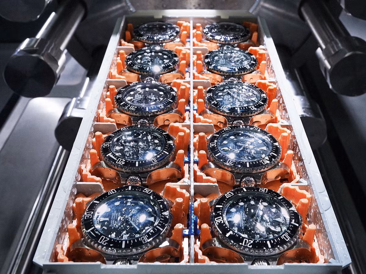 Công nghệ là thứ rất quan trọng đối với nhà sản xuất Rolex. Mỗi cơ sở của Rolex đều có một đội quân robot giúp di chuyển các bộ phận xung quanh xưởng sản xuất và thực hiện các nhiệm vụ rất chính xác, chi tiết và lặp đi lặp lại. Ảnh: Wired UK