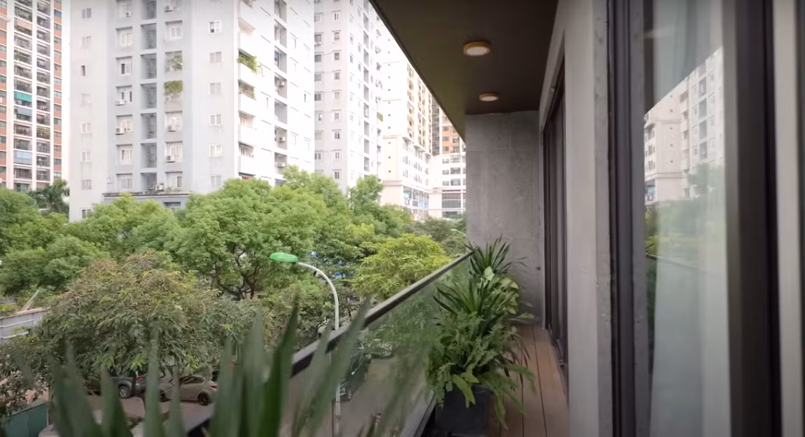 Phòng thờ được kết nối với không gian thoáng đãng, ngập cây xanh tại khu vực ban công.