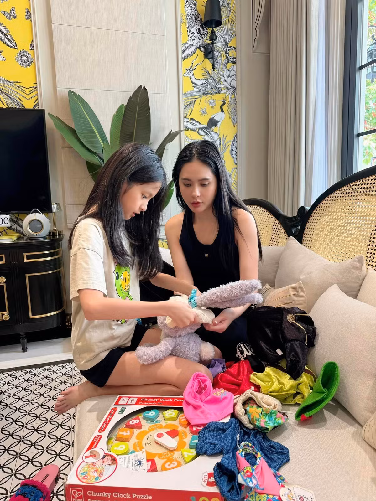 Sở hữu khối tài sản đồ sộ, ca sĩ Đoàn Di Băng được mệnh danh là "nữ đại gia quận 7". Di Băng và gia đình đang sống trong căn biệt thự trắng ở quận 7 (TP HCM).