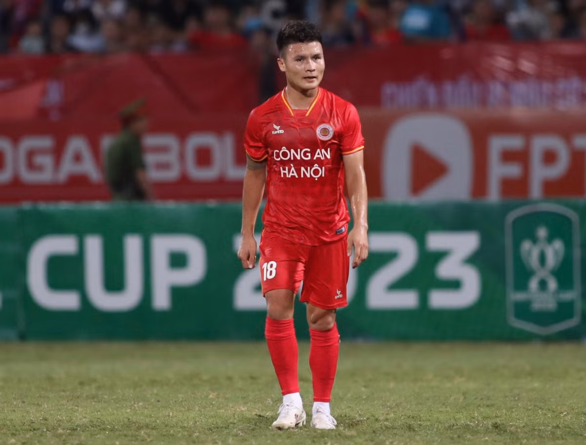 Từ Pháp trở về, Quang Hải ký hợp đồng có thời hạn 1 năm rưỡi với CLB Công an Hà Nội và nhận mức lương tháng hơn 100 triệu đồng. Đây là mức lương cao nhất với một cầu thủ tại V. League 2023. Ảnh: Tổ quốc