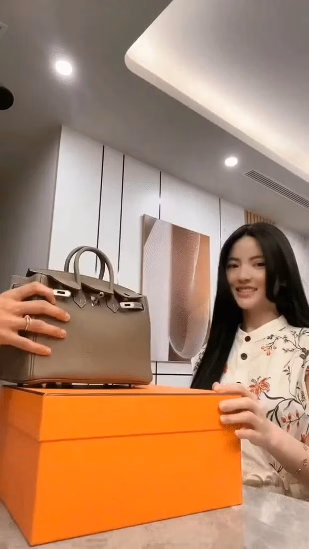 Không chỉ tậu đồ hiệu cho mình, Quang Hải còn rất siêng tặng quà cho vợ sắp cưới Chu Thanh Huyền, điển hình là túi hiệu Hermes có giá hàng trăm triệu đồng. Ảnh: FBNV
