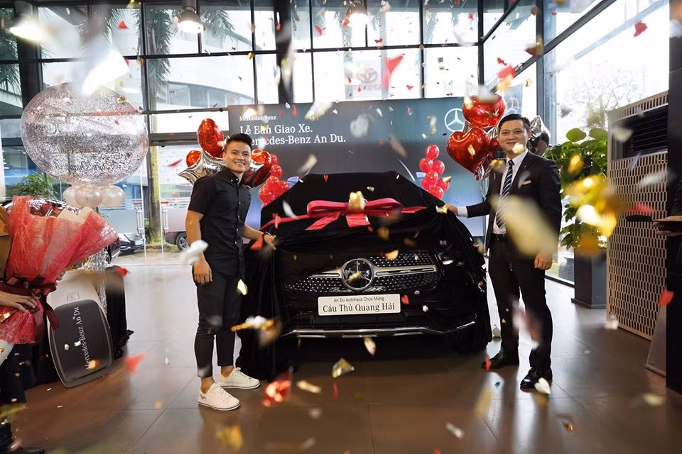 Năm 2020, Nguyễn Quang Hải tậu chiếc Mercedes-Benz GLC 300 có giá niêm yết khoảng 2,4 tỷ đồng. Ảnh: FBNV